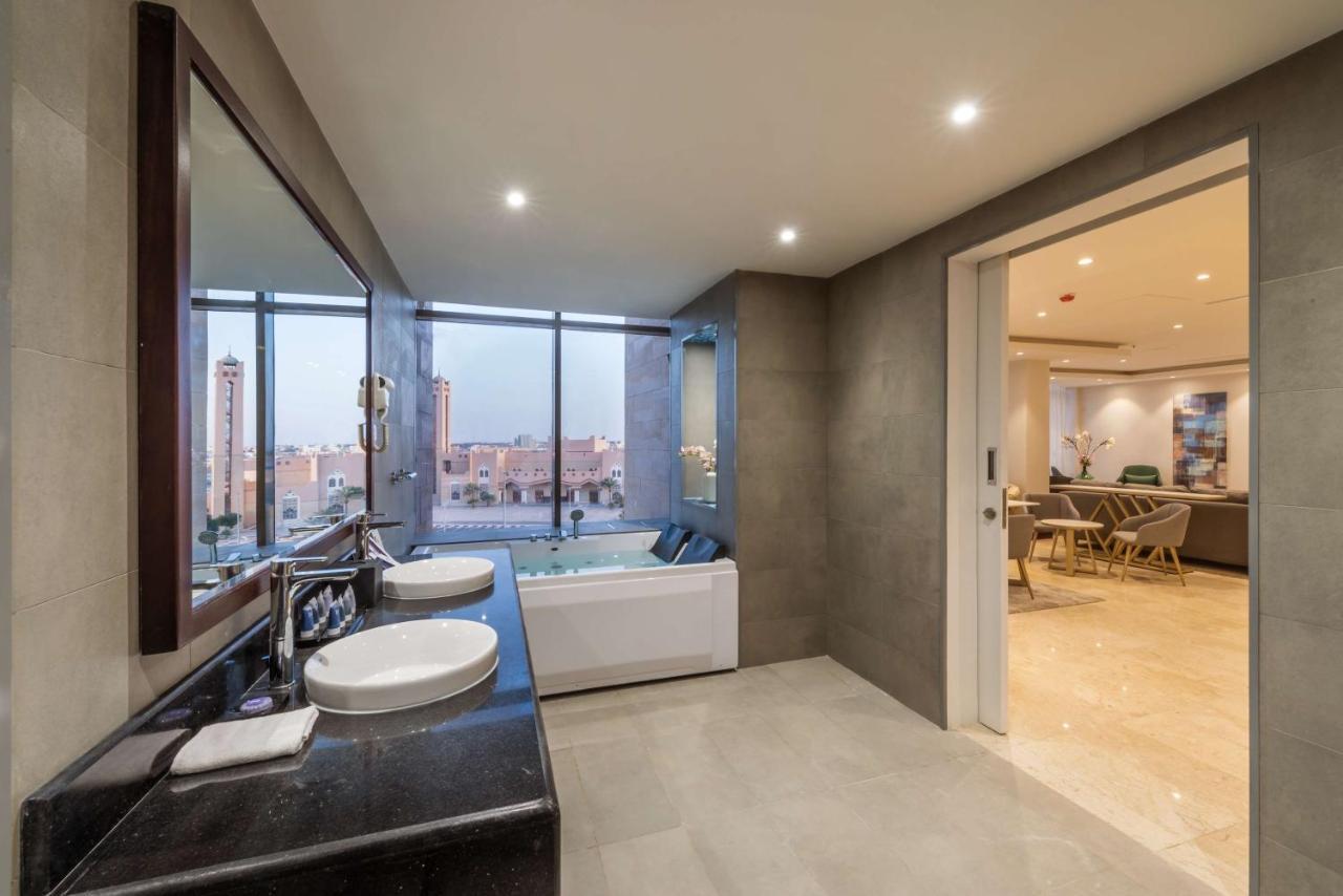 Best Western Plus Al Qurayyat City Center ภายนอก รูปภาพ